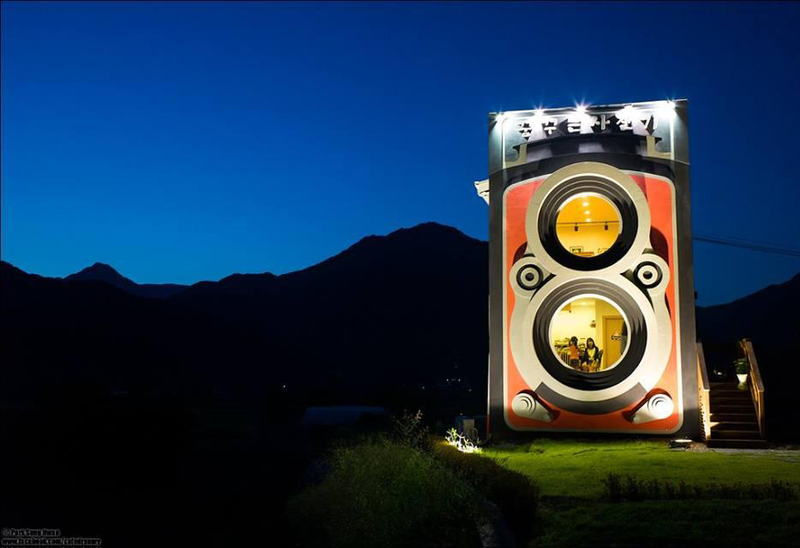 Illustration for article titled This crazy giant camera is not a fake but an awesome two-story café